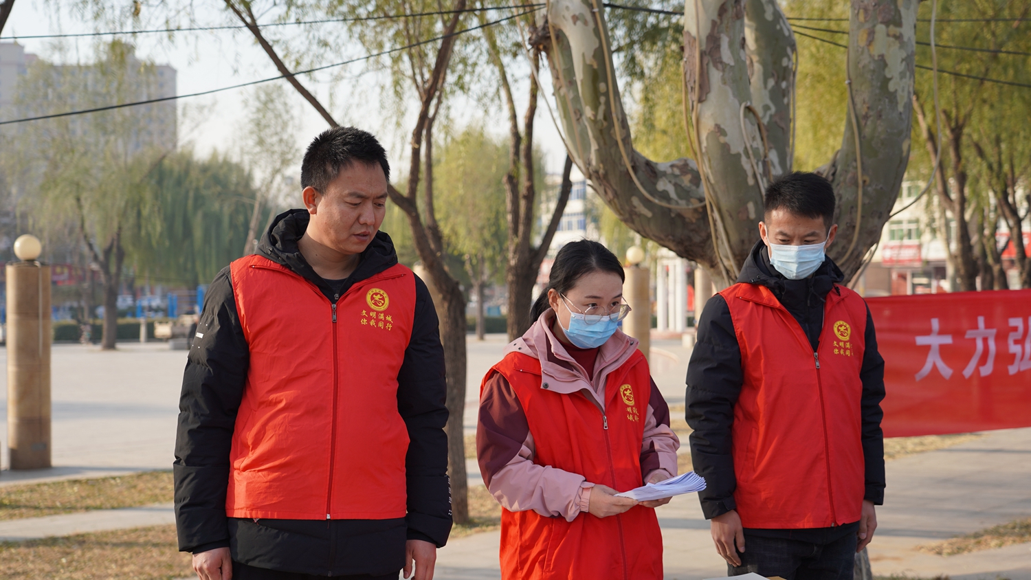 保定市满城区开展第十个“国家宪法日”宣传活动_fororder_活动现场发放宣传资料的工作人员 摄影 田嘉成