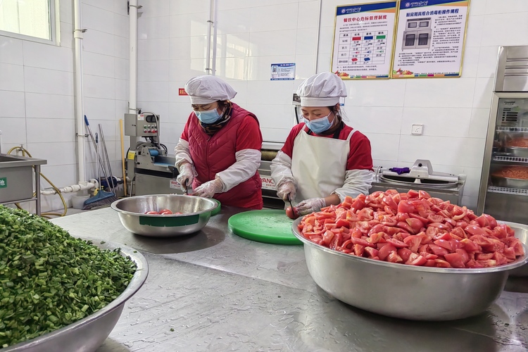 河北定兴：“小”餐桌带动“大”文明_fororder_005