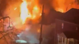 美国警方试图搜查一栋住宅时突发爆炸，现场画面曝光