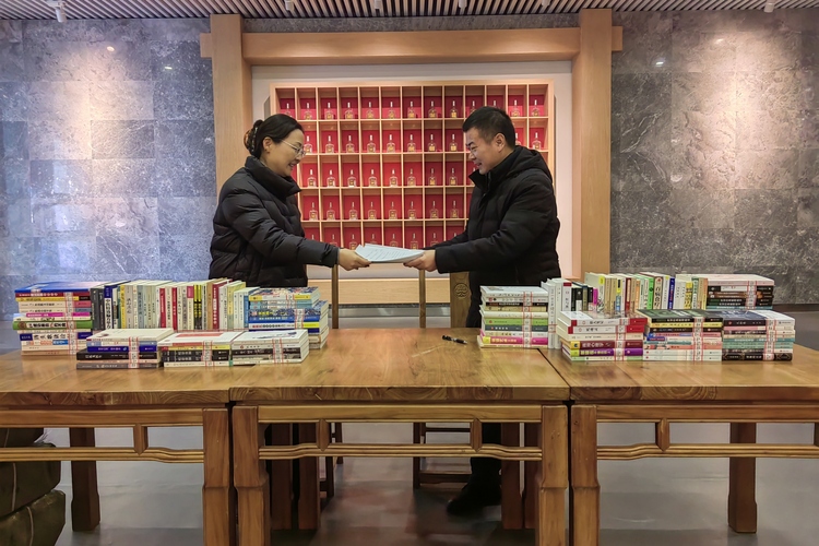 河北定兴：“送书入企”打造“城市书房”_fororder_005