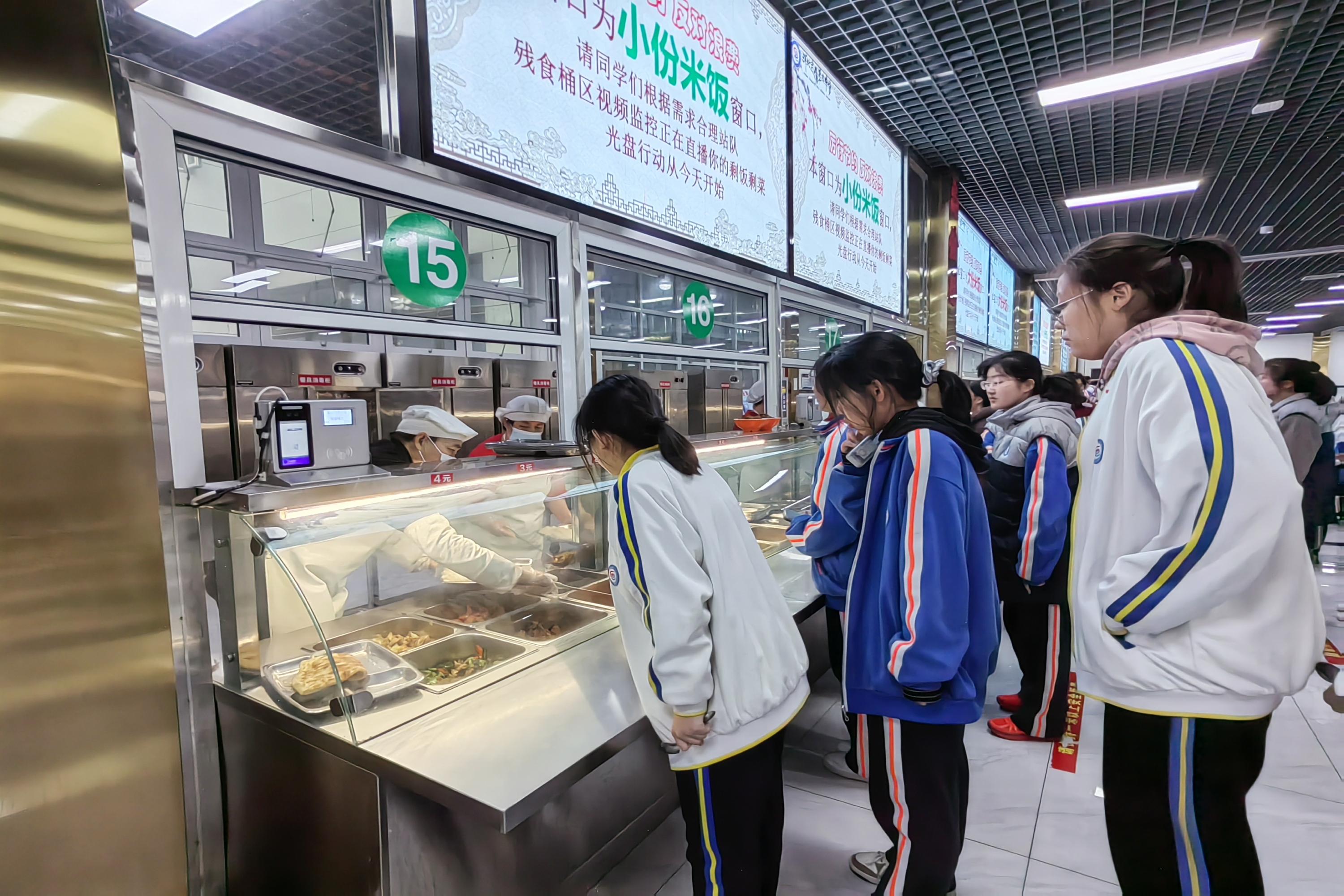 河北定兴：“小”餐桌带动“大”文明_fororder_002