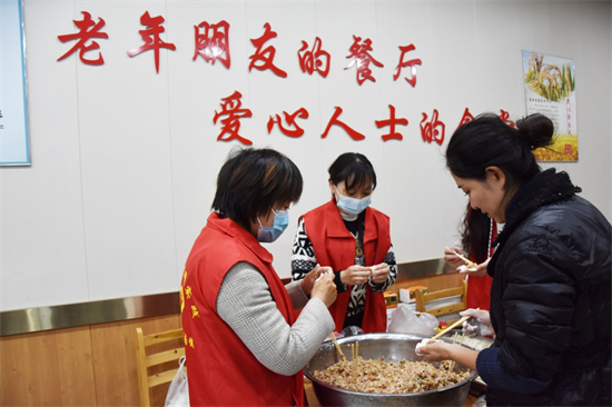 泰州兴化戴南镇志愿者为百名老人送“爱心饺子”_fororder_图片 2