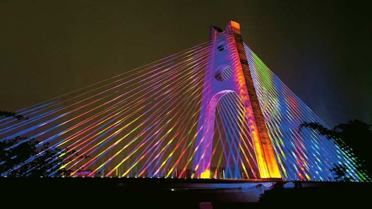 宜宾临港长江公铁大桥于当晚正式亮灯,标志着大桥亮化工程打造完成