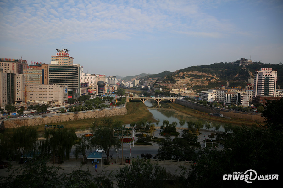 宝塔山俯瞰延安市区.