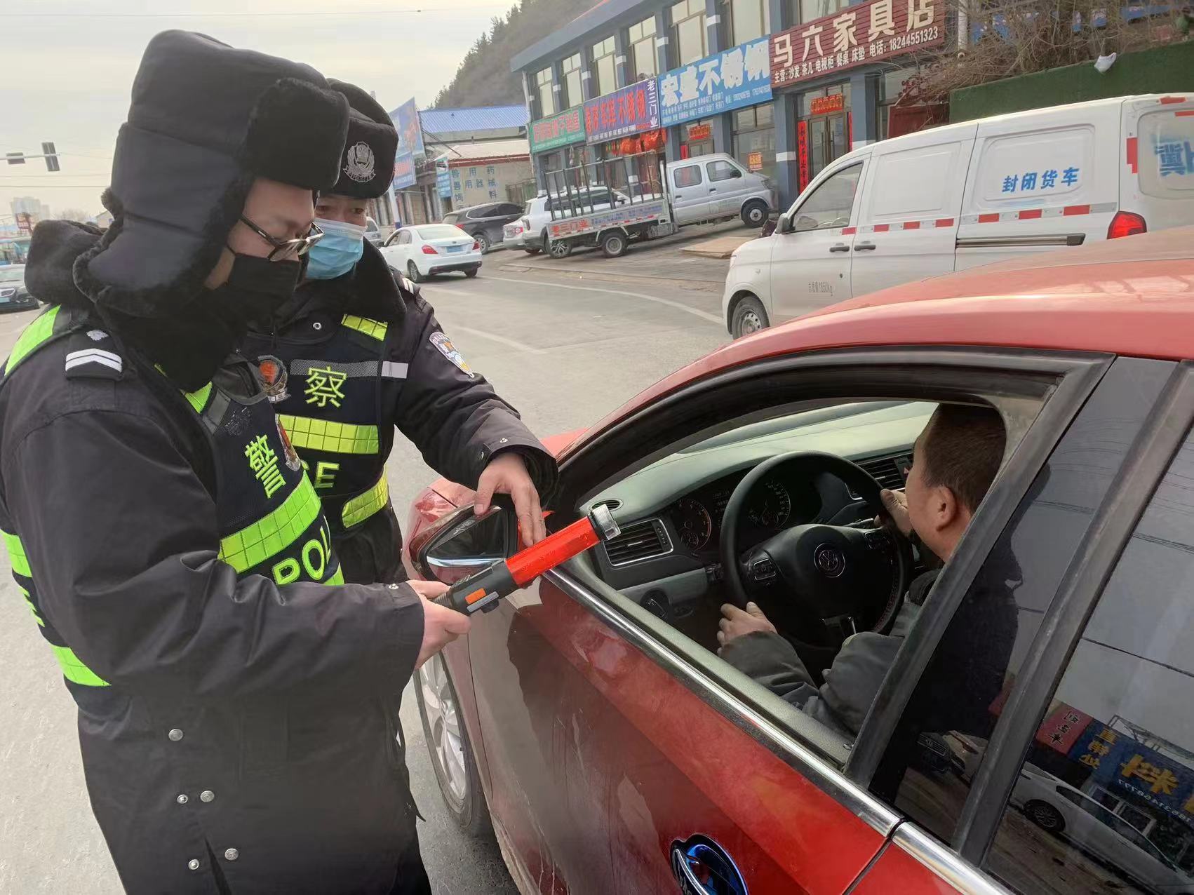 河北围场：躬身便民行 守护平安路_fororder_“老带新”测酒驾现场