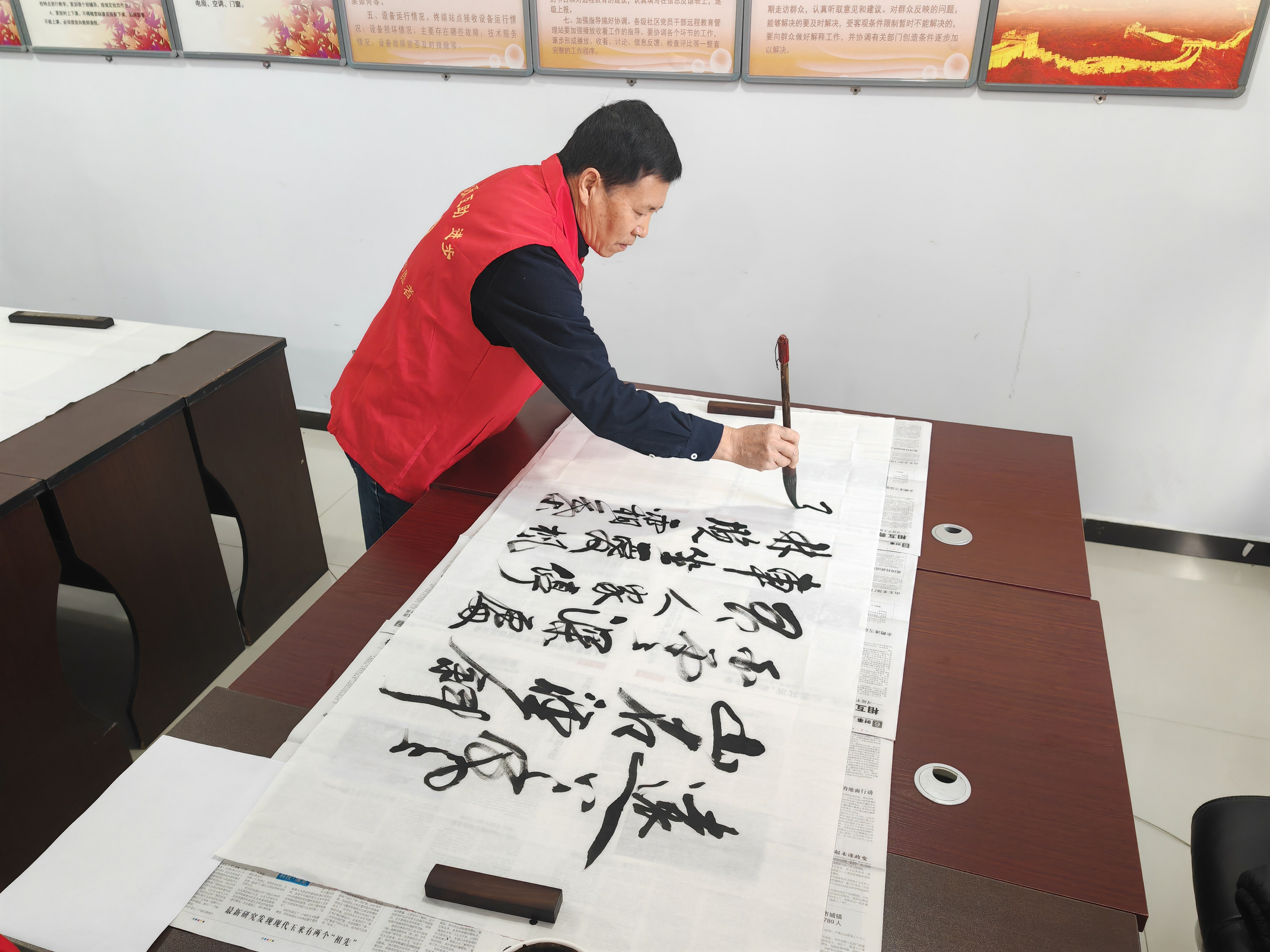 河北承德县：“翰墨有传承 共书邻里情”文明实践活动进社区_fororder_“翰墨有传承 共书邻里情”活动现场 摄影 刘峥