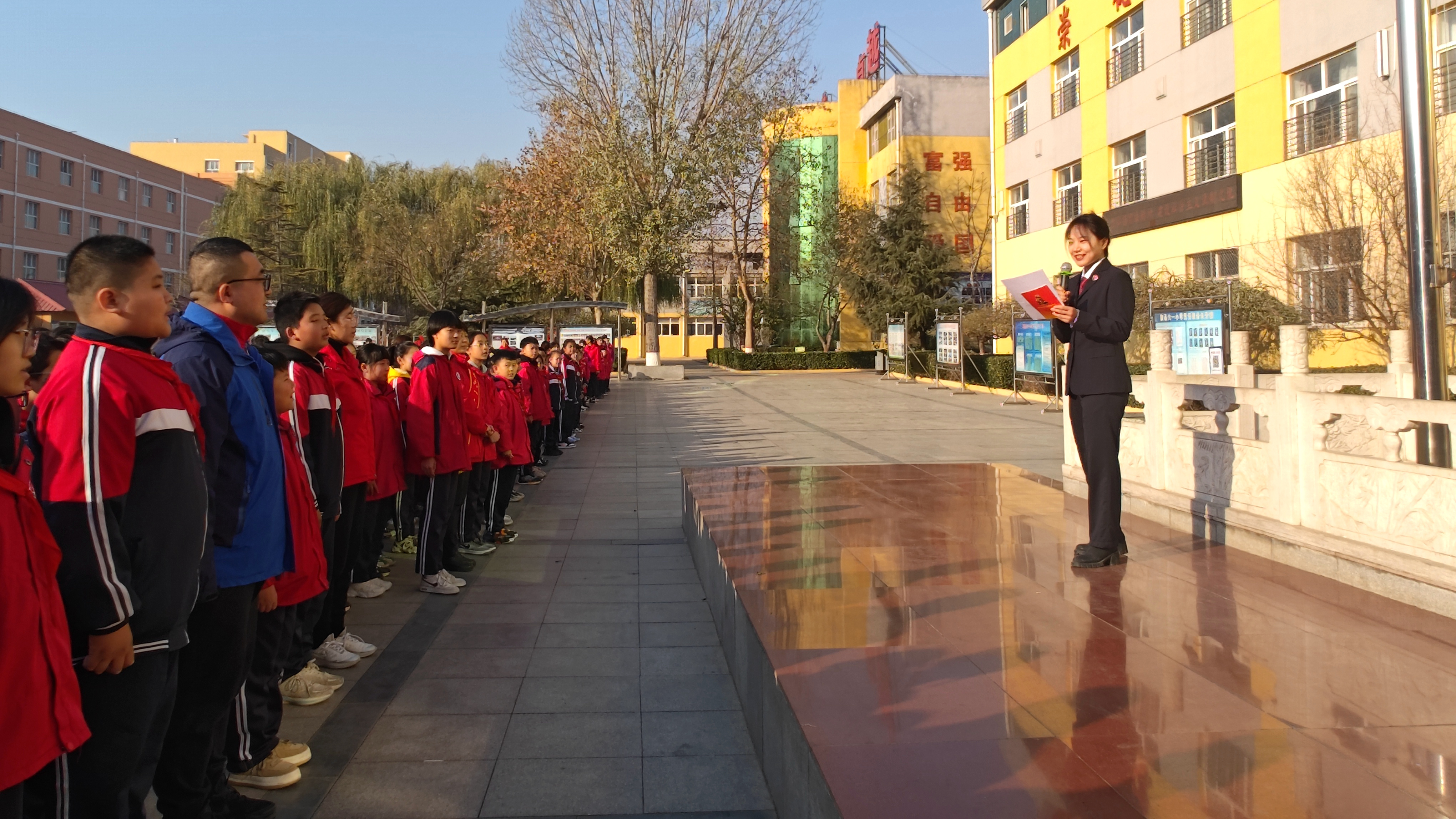 河北唐县：宪法进校园 法治伴成长_fororder_在唐县六一小学，检察干警进行宪法知识宣讲活动现场