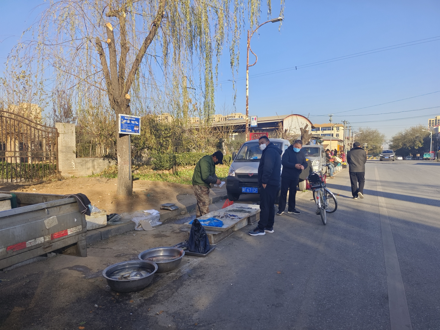 保定市满城区：临时便民点 守住烟火气_fororder_居民们在临时便民服务点购买 摄影 孟宁