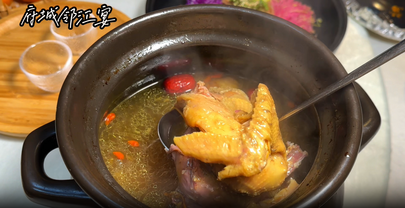 （红谷滩区名菜）​瓦罐煨土鸡汤：香气四溢 入口鲜香_fororder_城府邻江宴——瓦罐煨土鸡汤