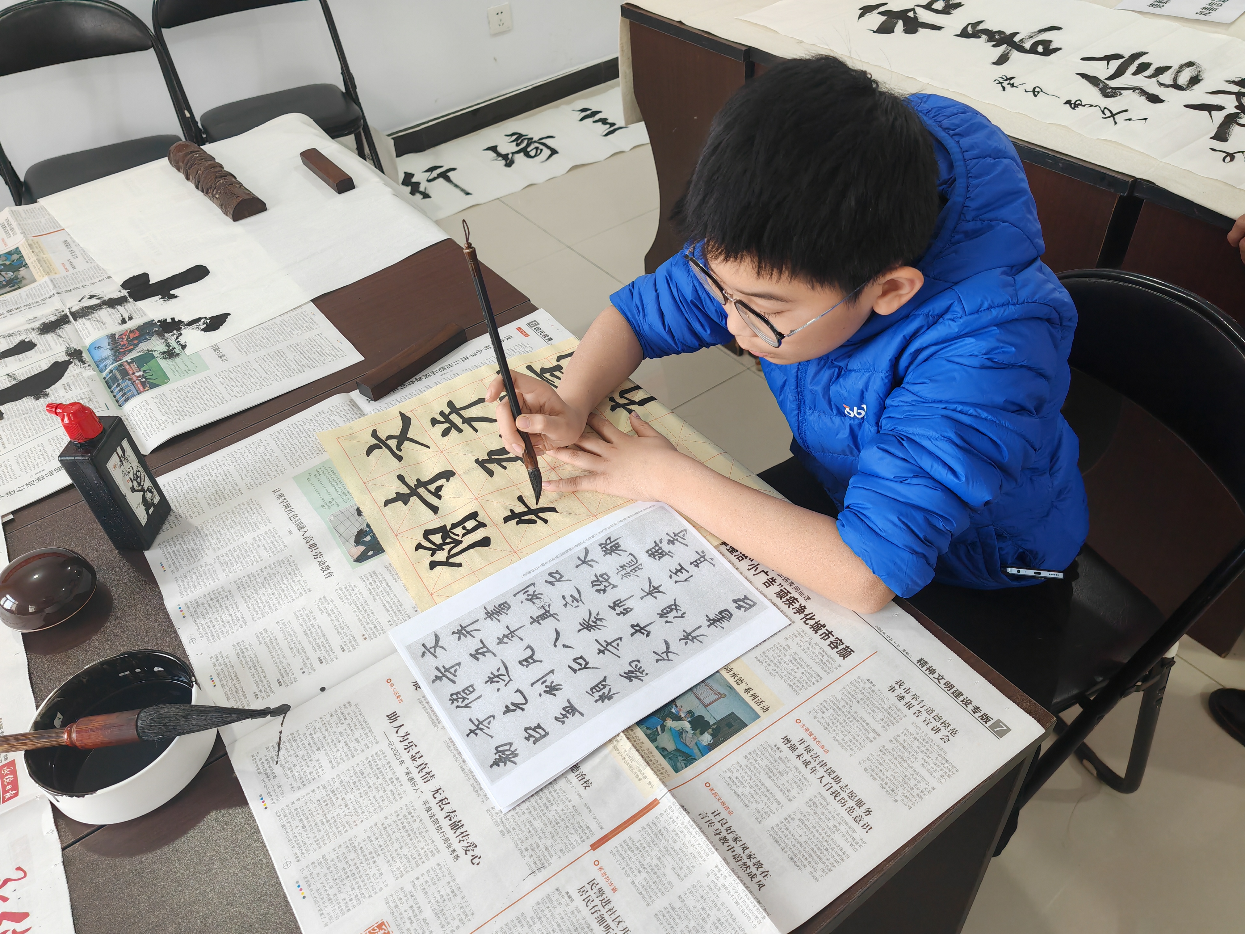 河北承德县：“翰墨有传承 共书邻里情”文明实践活动进社区_fororder_现场书写书法作品