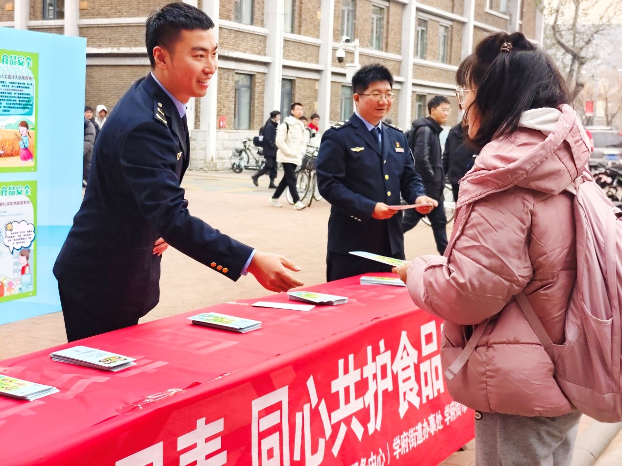 多方联动 “食品安全宣传周”活动走进南开大学_fororder_图片3