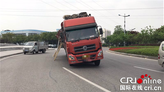 【法制安全】货车倾斜用木棍支撑 九龙坡现“拄拐”货车拦路