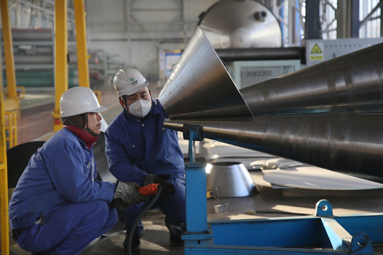 保定市满城区：协同高效建立现代化产业体系_fororder_满城区华源泰盟车间内工作人员查看余热回收机组 摄影 袁野.JPG