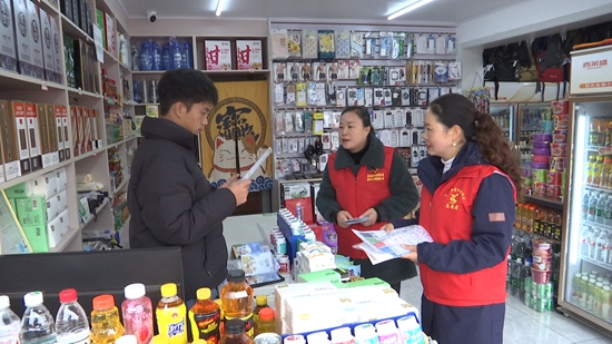 贵州六盘水钟山区：“优+旅程”志愿服务 让凉都更有“温度”_fororder_志愿者们入户提供便民服务 (2)