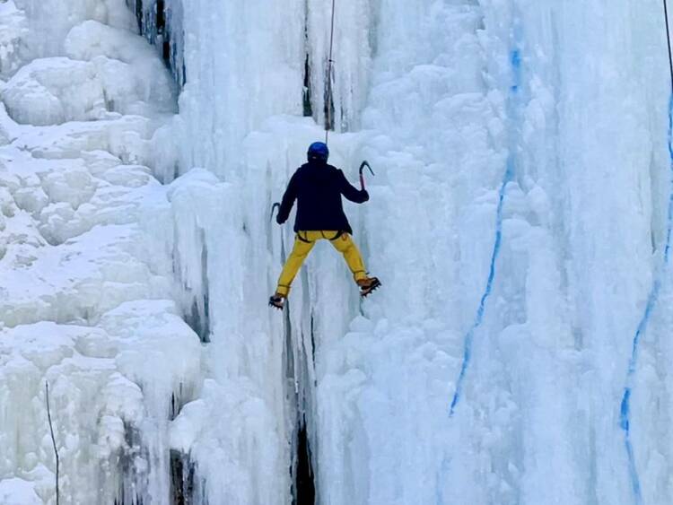 冰壁上的“速度與激情”，莊河天門山攀冰邀請賽開賽