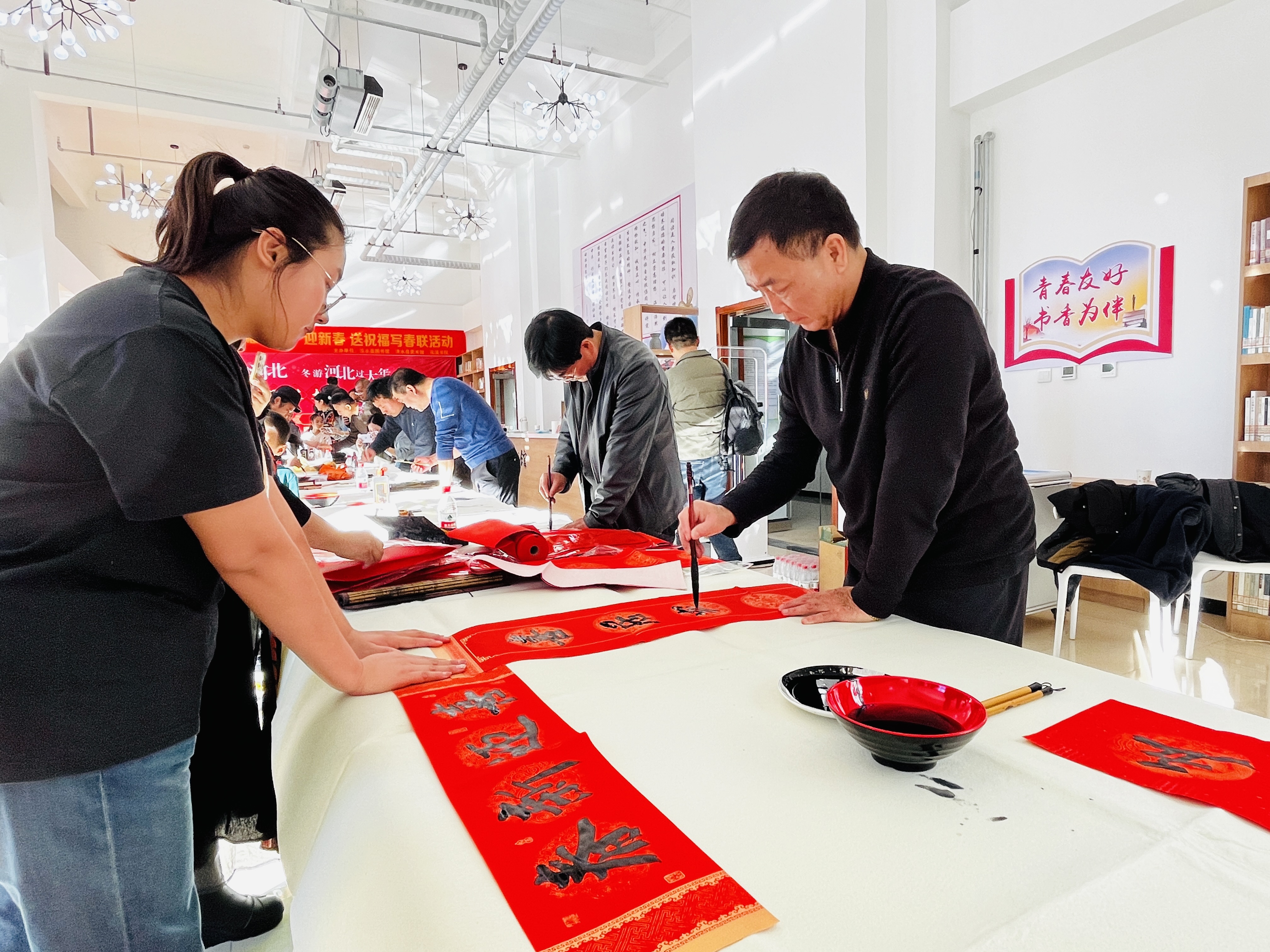 图片默认标题_fororder_图为涞水县图书馆写春联送祝福活动现场。（徐梓钰 摄）