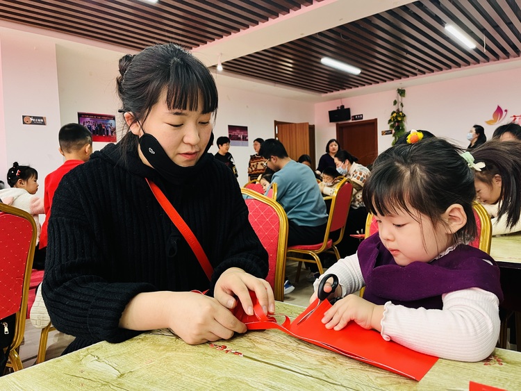 图片默认标题_fororder_图为涞水县图书馆小朋友正在和家人一起制作手工灯笼。（徐梓钰 摄）