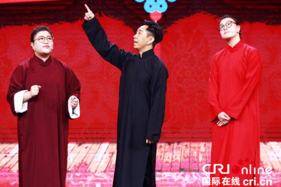 傅园慧首次讲相声 白凯南遭“洪荒少女”熊抱