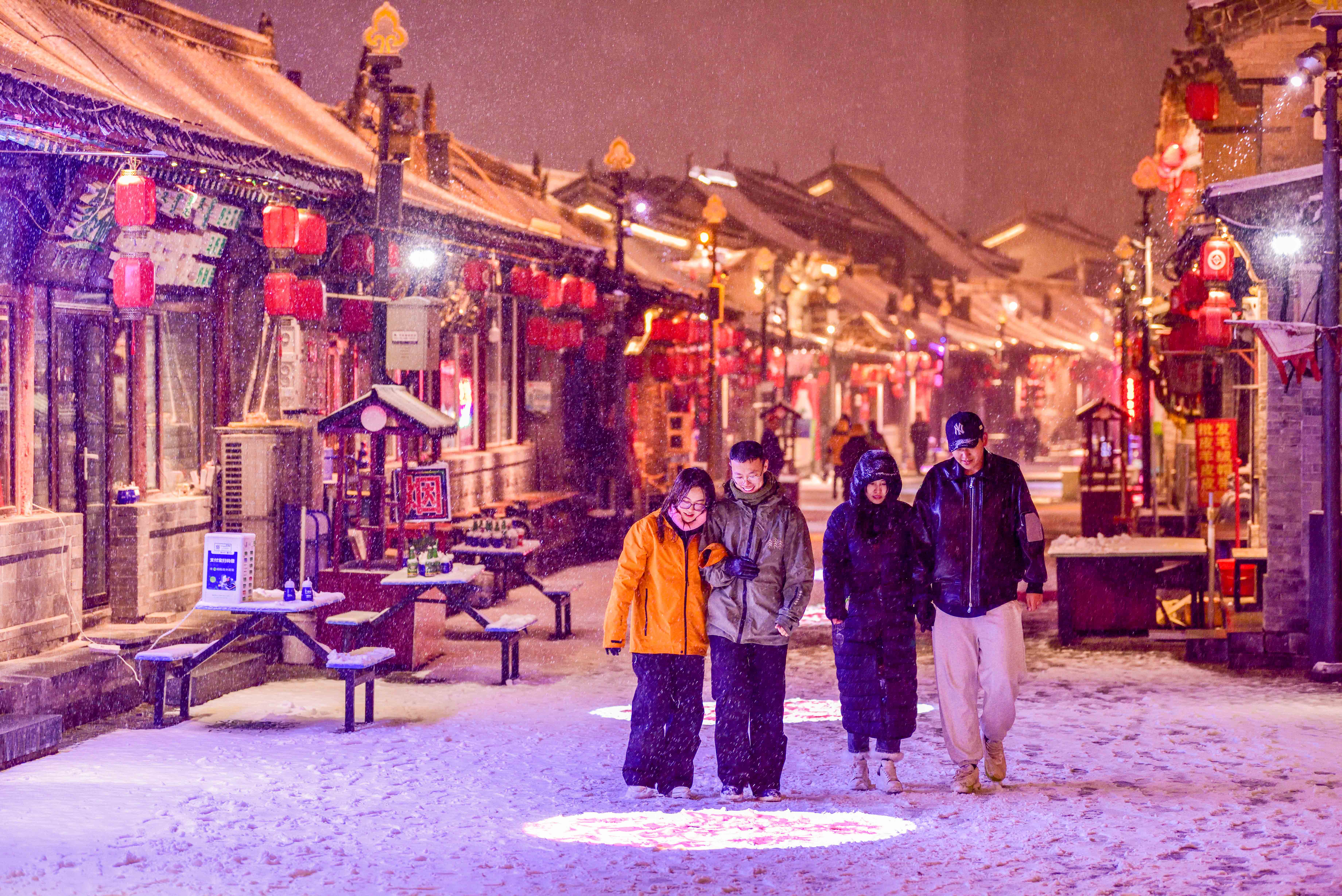 雪落青城景如画_fororder_2——2023年12月10日晚，市民在呼和浩特市玉泉区塞上老街历史文化街区赏雪。_20231210224453