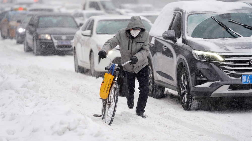 暴雪寒潮双预警 各地多举措应对