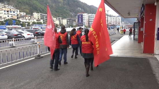 贵州六盘水钟山区：“优+旅程”志愿服务 让凉都更有“温度”_fororder_志愿者们正在街上巡逻 (2)