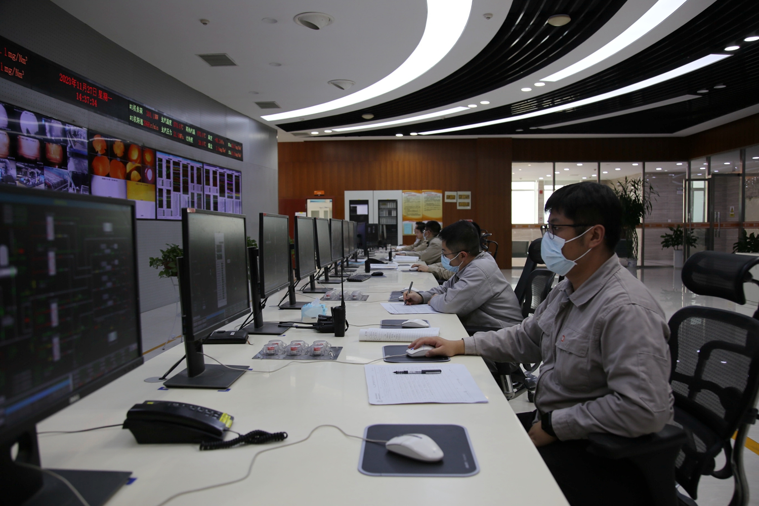 保定市满城区：协同高效建立现代化产业体系_fororder_满城区深能发电厂中控室内工作人员在监控实时数据 摄影 袁野.JPG