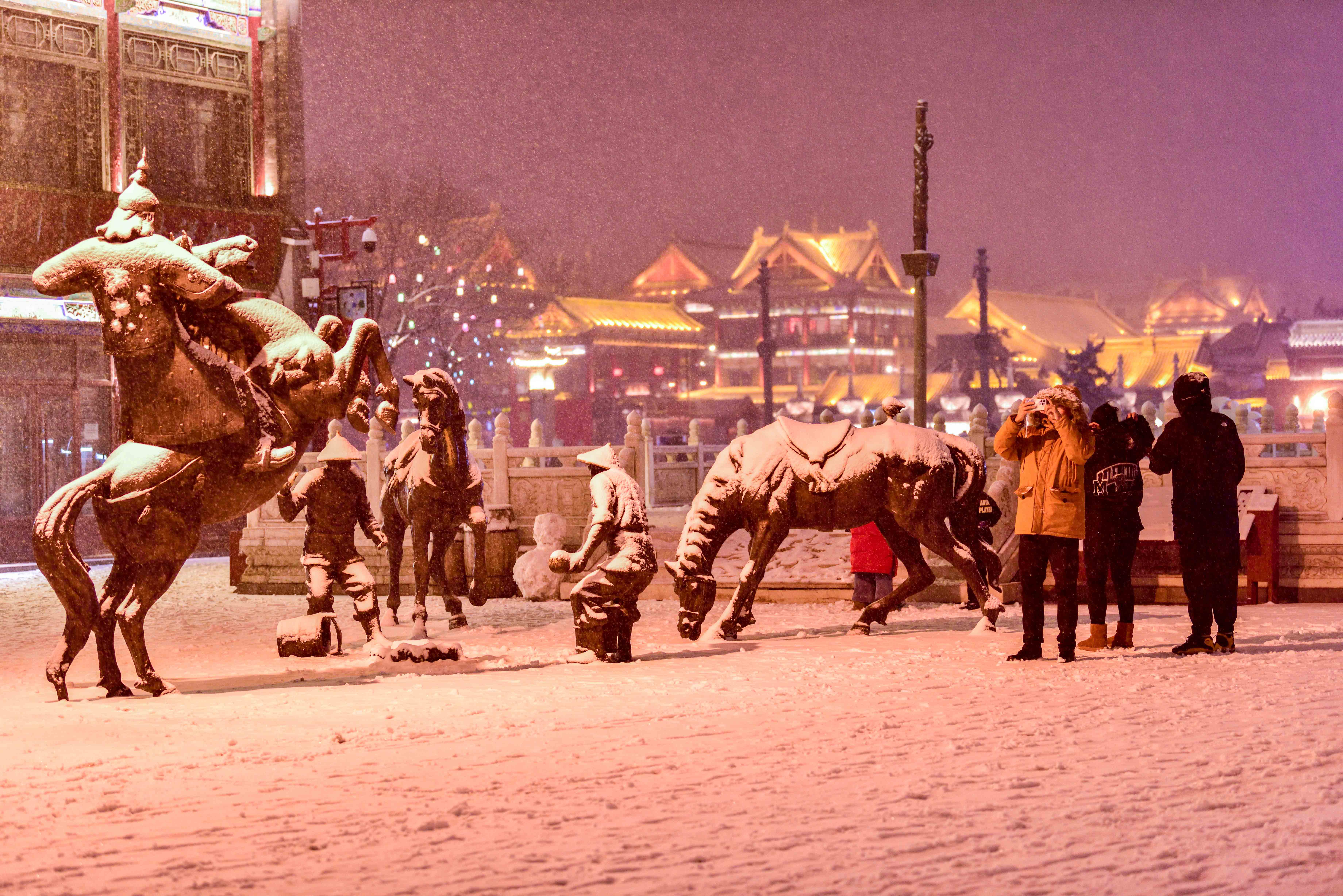 雪落青城景如画_fororder_7——2023年12月10日晚，市民在呼和浩特市玉泉区塞上老街历史文化街区赏雪。_20231210224433