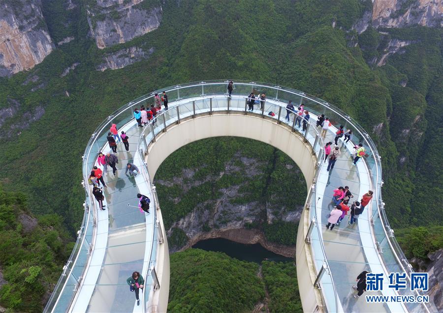 重慶雲陽：空中俯瞰絕壁廊橋