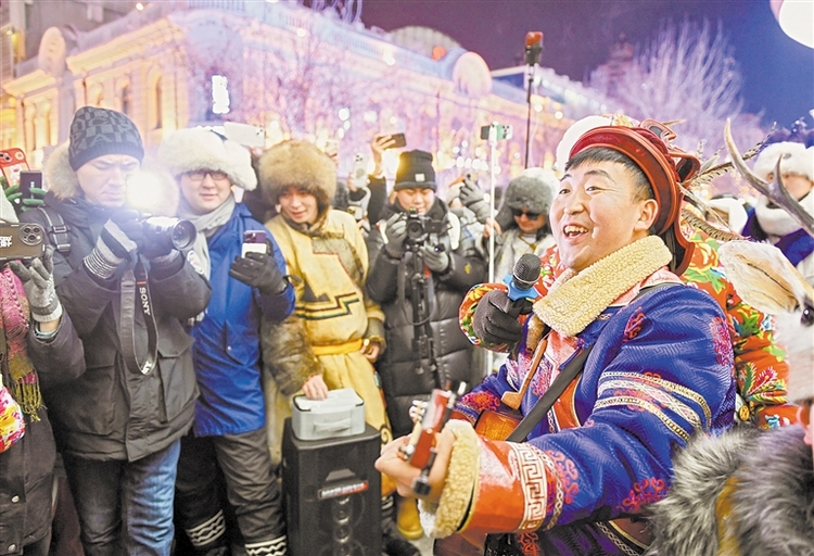 当日,呼伦贝尔市莫力达瓦达斡尔族自治旗在中央大街进行"十四冬"和