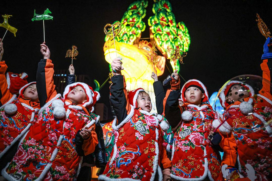 戴虎头帽穿花袄 广西“小沃柑”在沈阳赏花灯画糖画