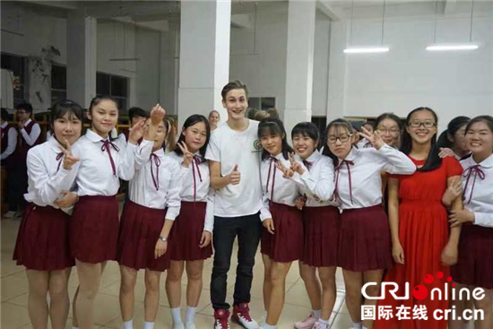图片默认标题_fororder_马西米连•克尔格斯给桂林恭城中学的学生们合影_副本