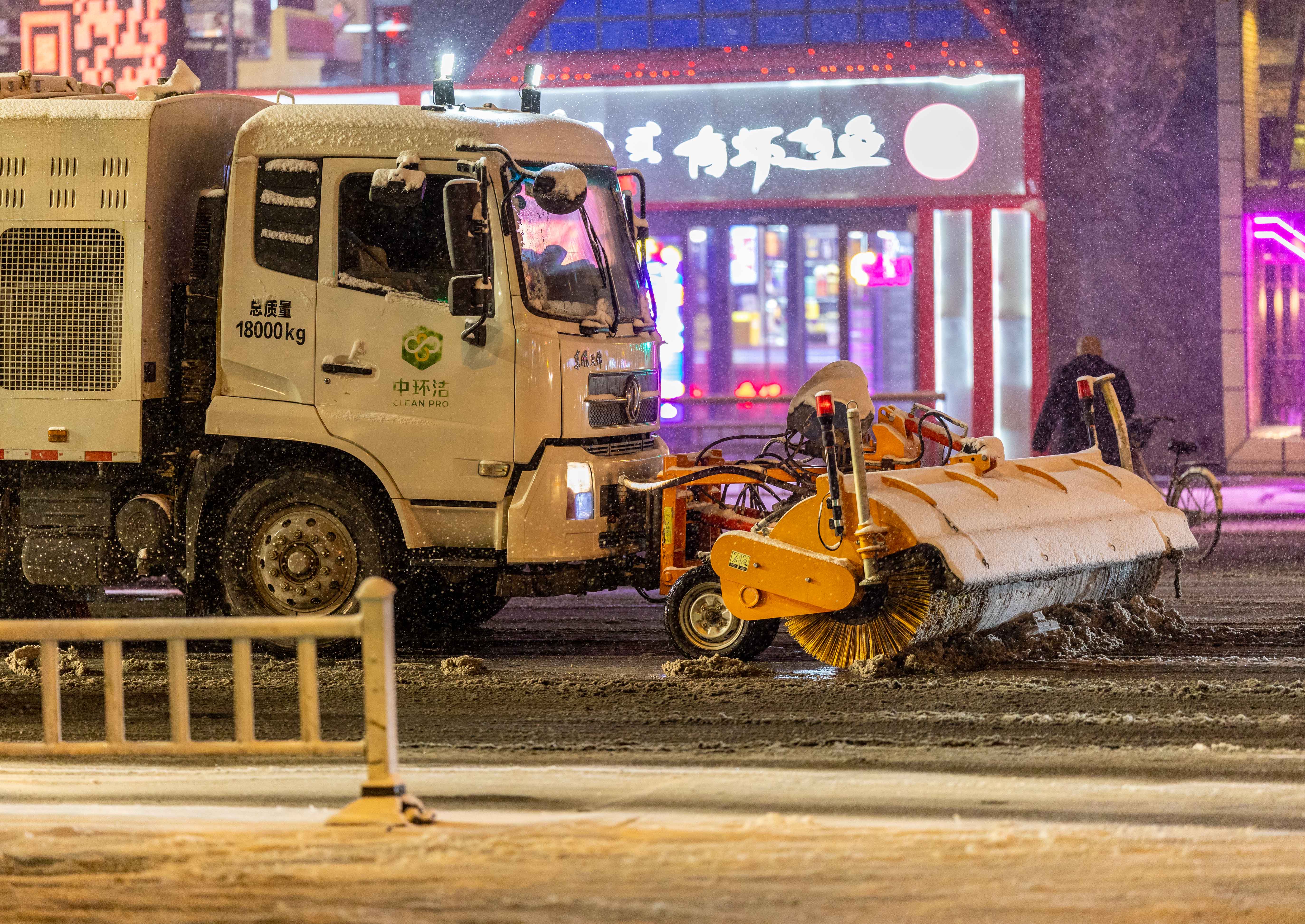 雪落青城景如画_fororder_5——2023年12月10日晚，呼和浩特市玉泉区街头，铲雪车在进行积雪清除作业。20231210-EB3A5445