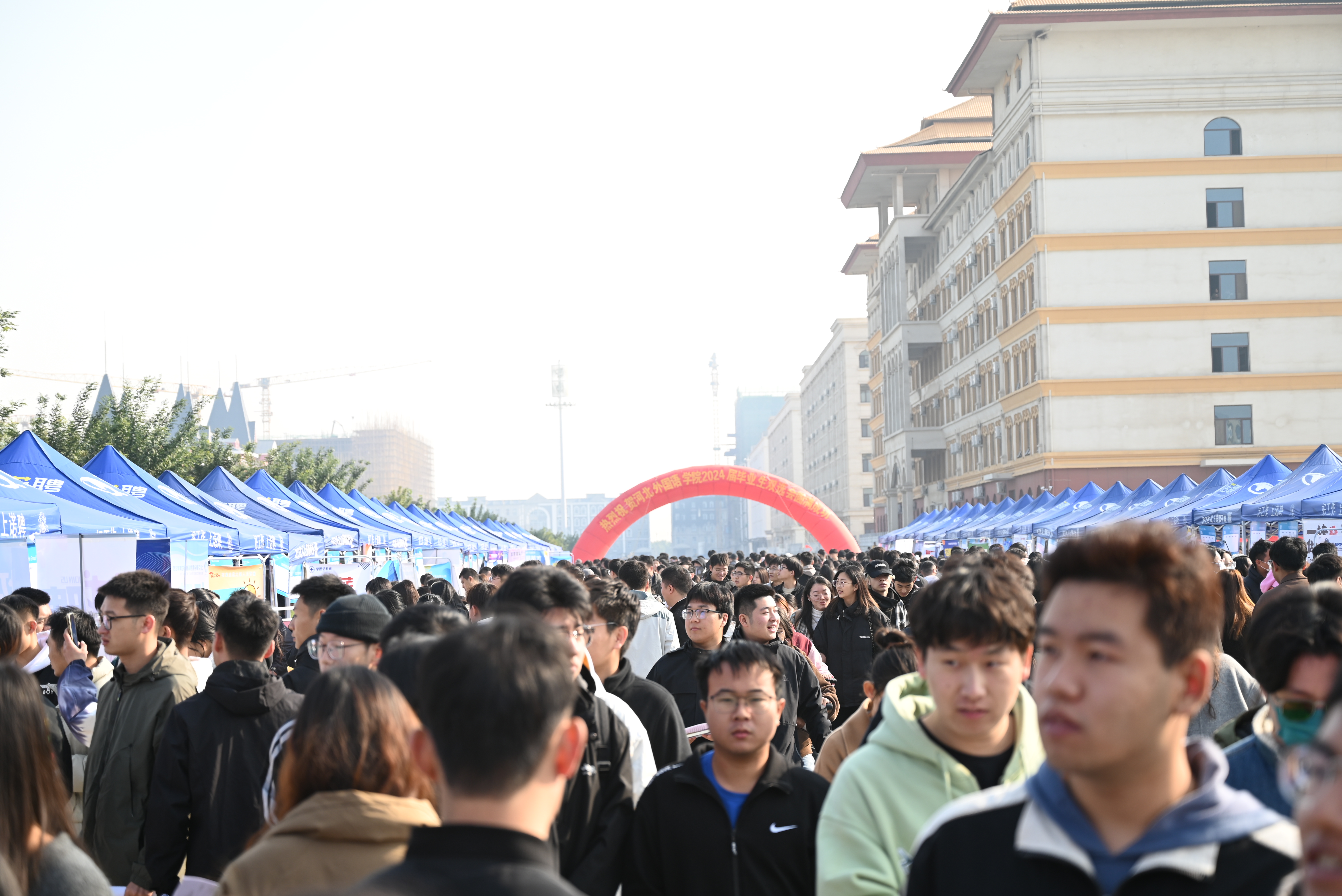 河北番邦语学院：“浮图式”处事服务 促进毕业生高质地处事_fororder_DSC_5162.JPG