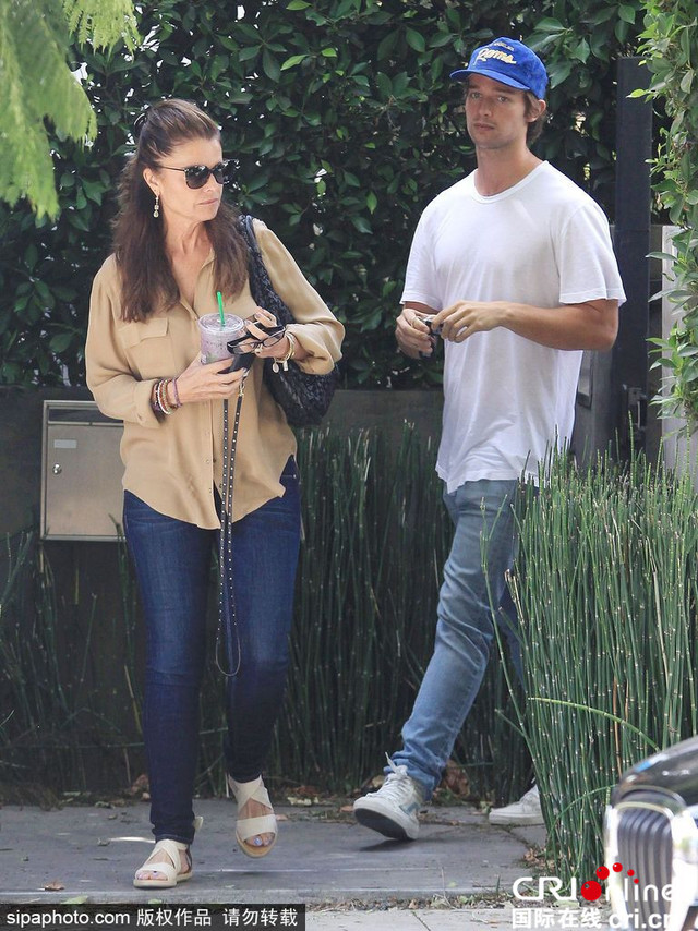 施瓦辛格长子帕特里克与妈妈出街 结实胸肌瞩目