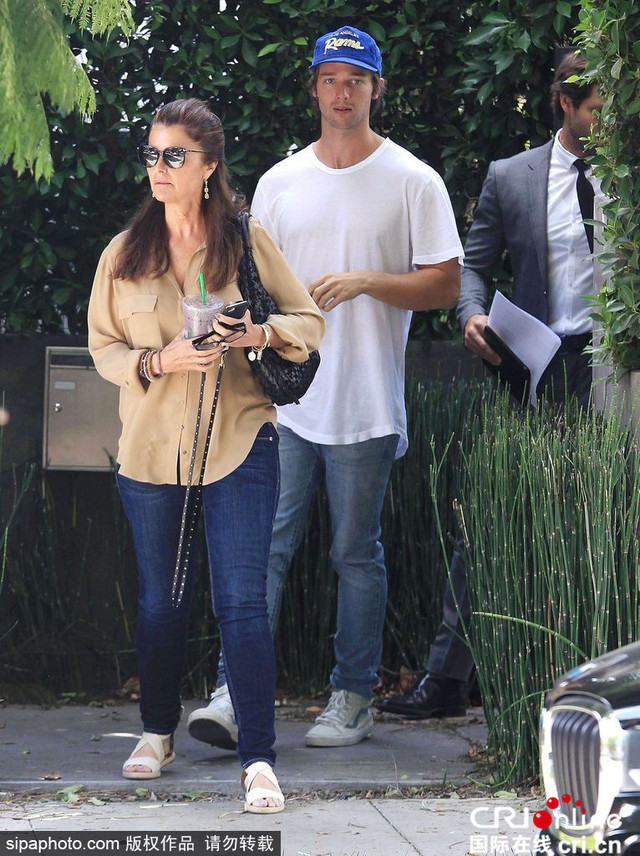 施瓦辛格长子帕特里克与妈妈出街 结实胸肌瞩目