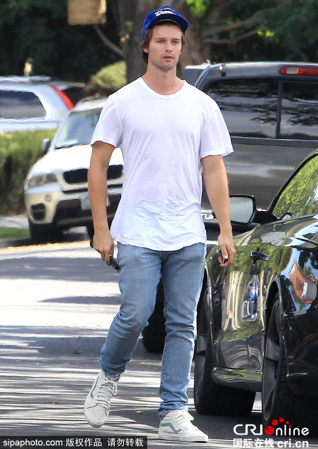 施瓦辛格长子帕特里克与妈妈出街 结实胸肌瞩目