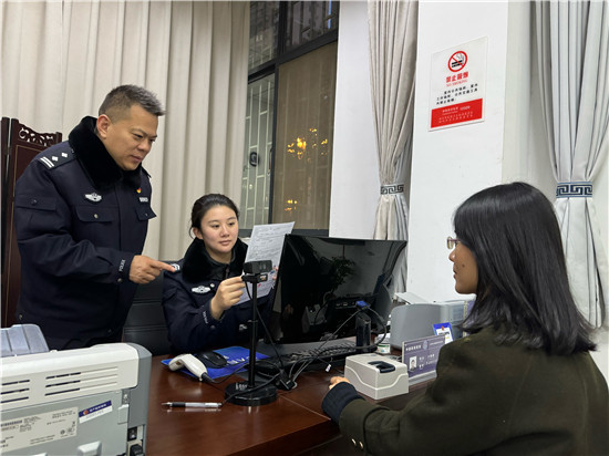 郑州市公安局出入境管理处：主题教育见行见效 创新服务惠民生_fororder_微信图片_20231213095011