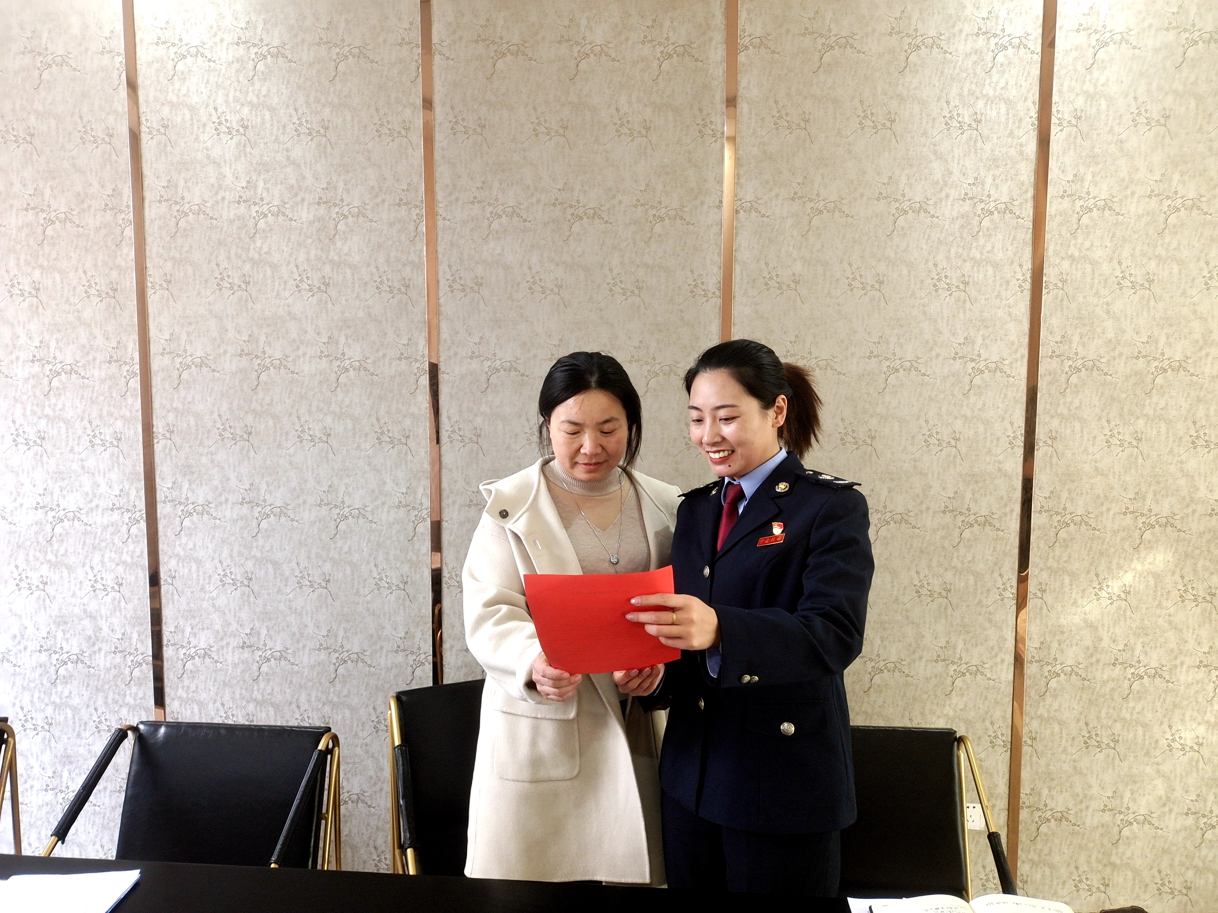 河北唐县：便民办税出实招  服务质效再提升_fororder_唐县税务局工作人员到企业推送税惠“大礼包”  左帅摄