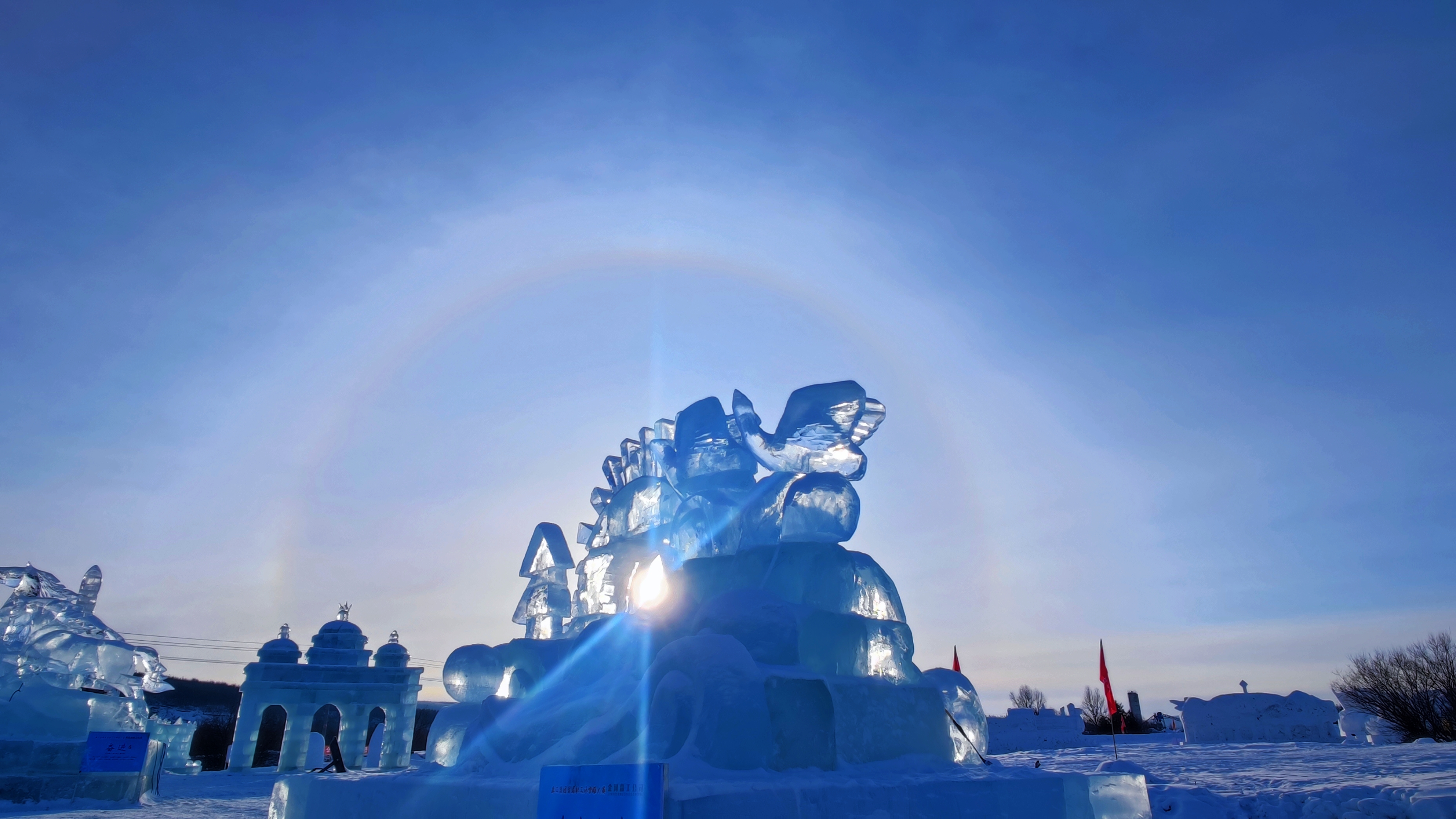 当“中国冷极村”遇到绝美日晕_fororder_日晕透过冰雕折射出耀眼光芒