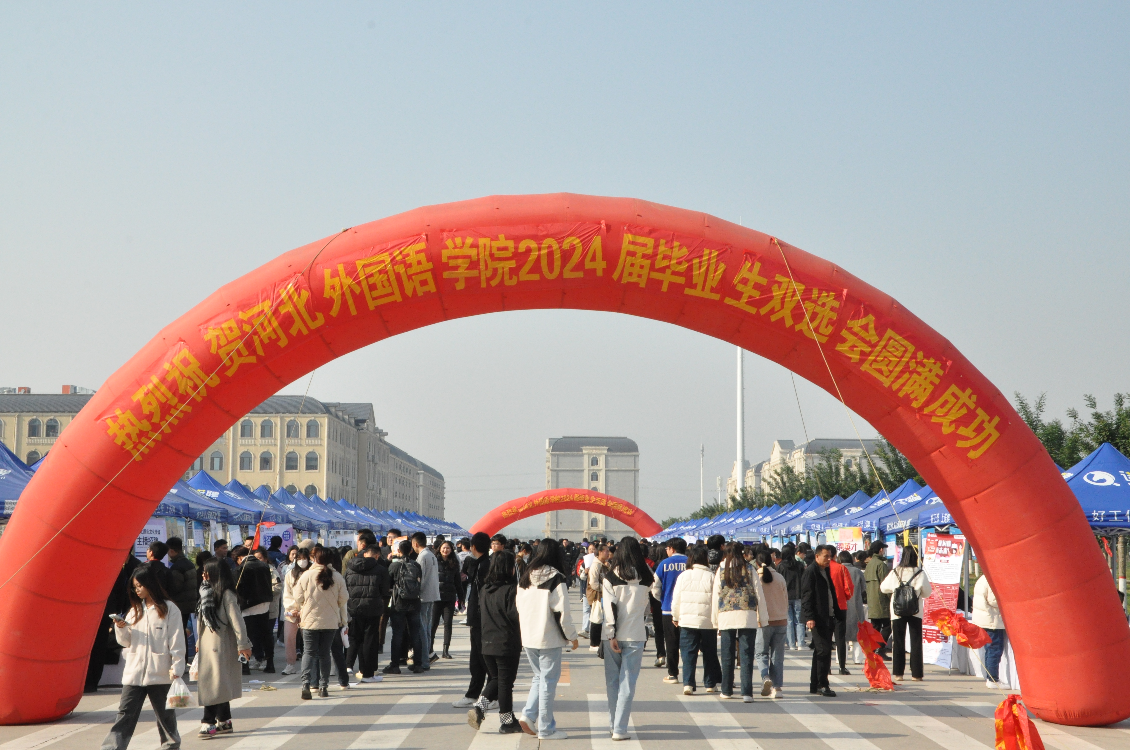 河北番邦语学院：“浮图式”处事服务 促进毕业生高质地处事_fororder_DSC_0142.JPG