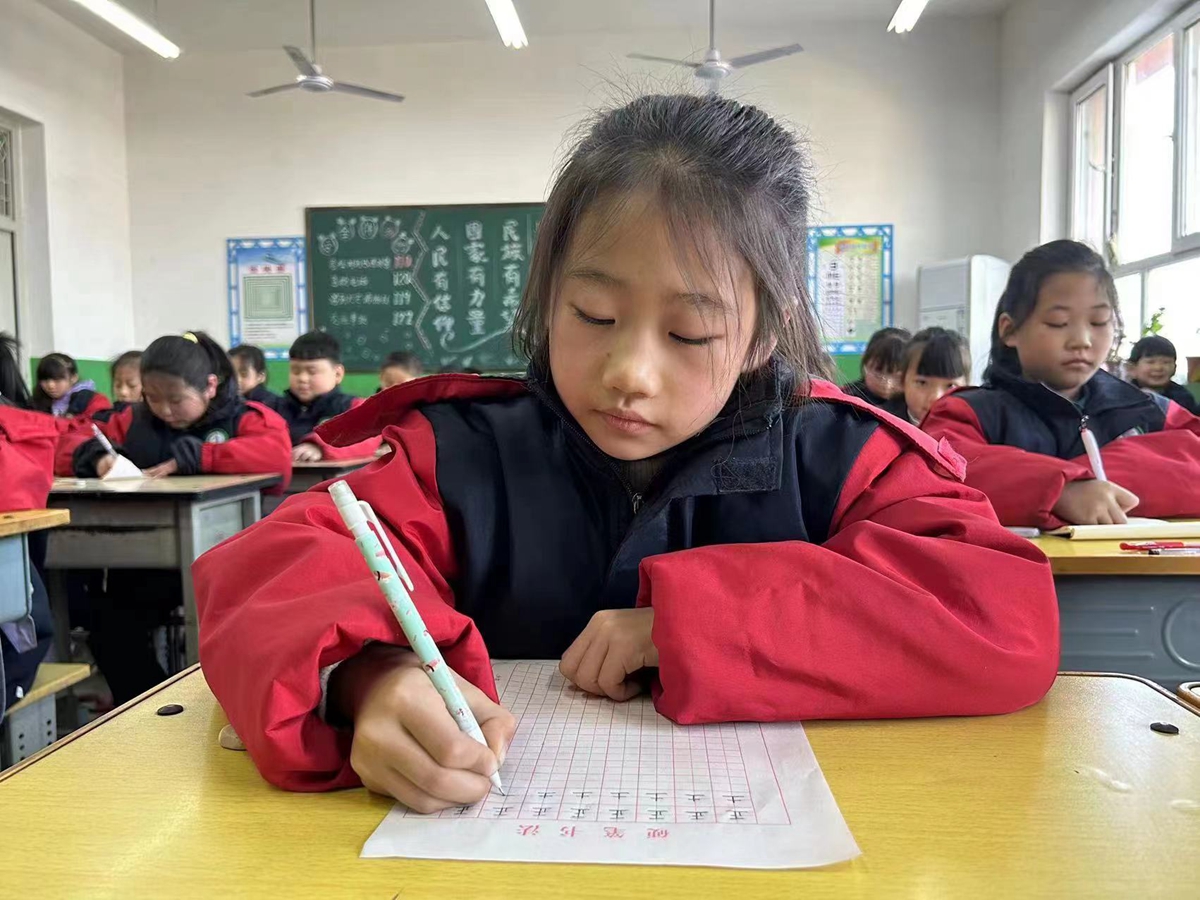 保定市满城区：传承中华经典 书写美丽人生_fororder_学生现场展示硬笔书法技艺 摄影 石庆辉