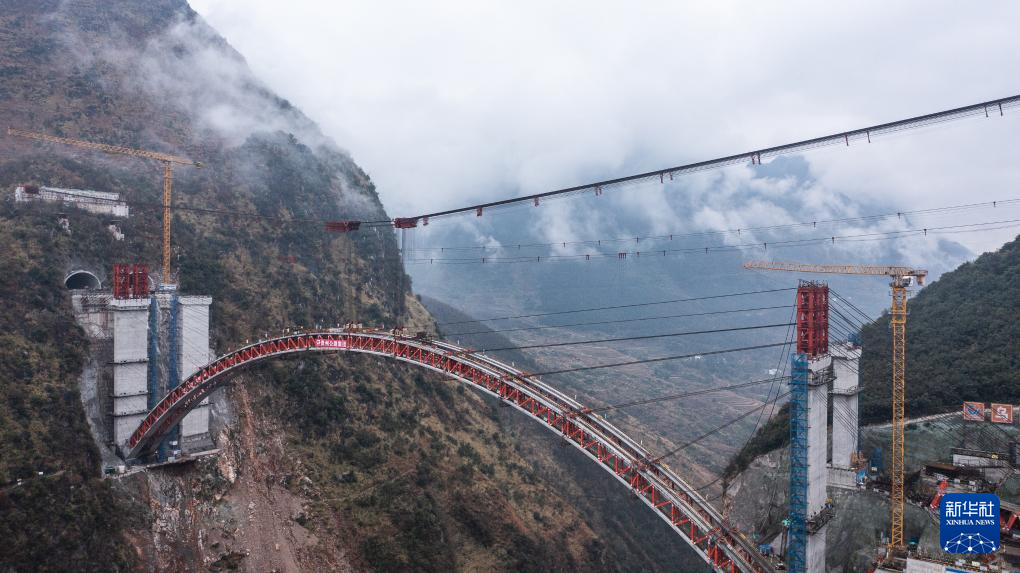 贵州纳晴高速乌蒙山大桥右幅顺利合龙