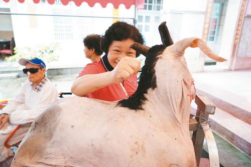 臺灣南投家長臺風天帶孩子祭孔 風雨中拔“智慧毛”