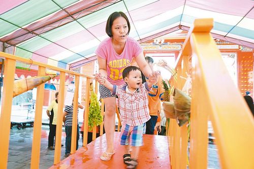 臺灣南投家長臺風天帶孩子祭孔 風雨中拔“智慧毛”