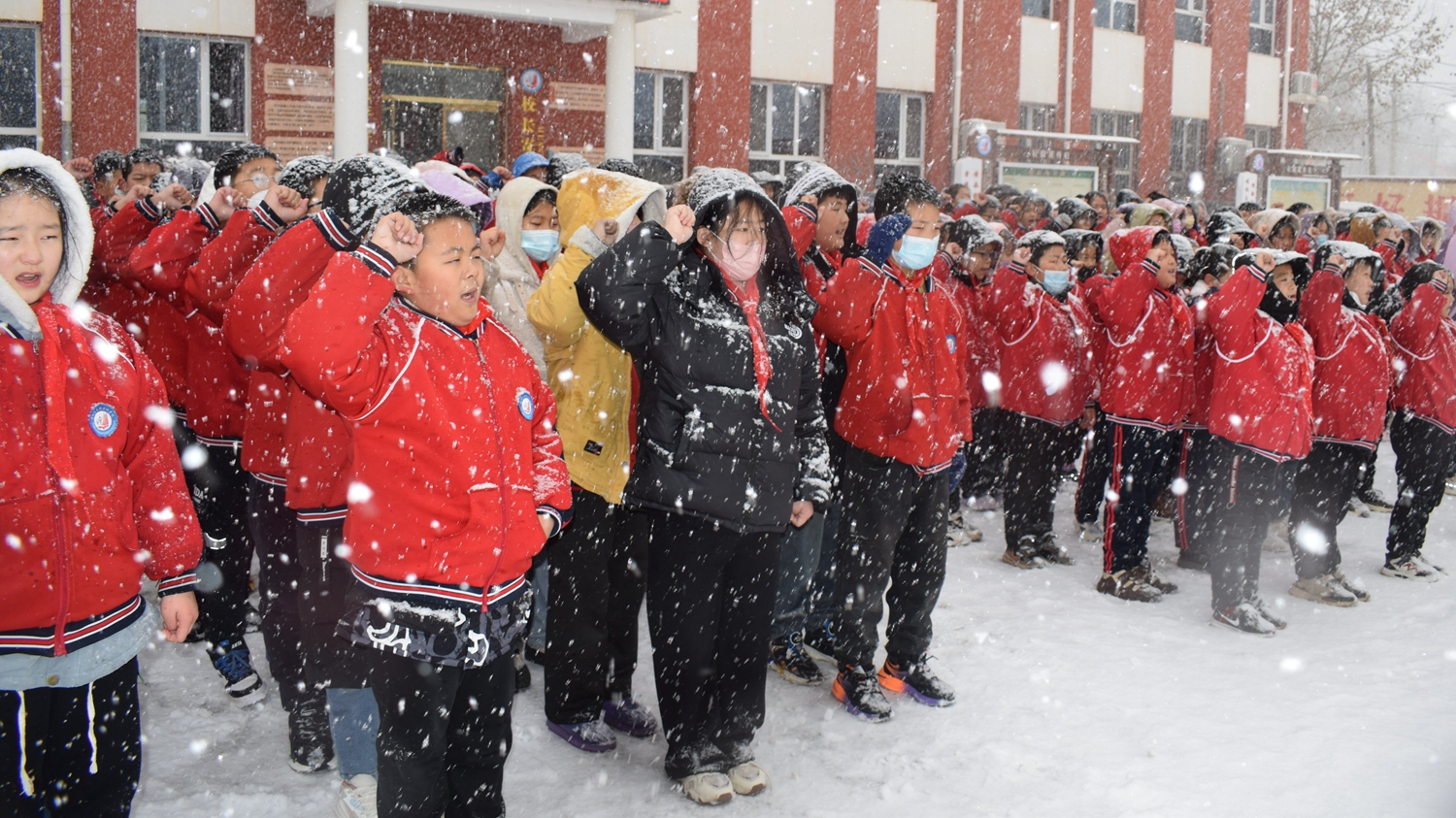 图片默认标题_fororder_全体学生面向国旗集体宣誓 摄影 刘俊敏