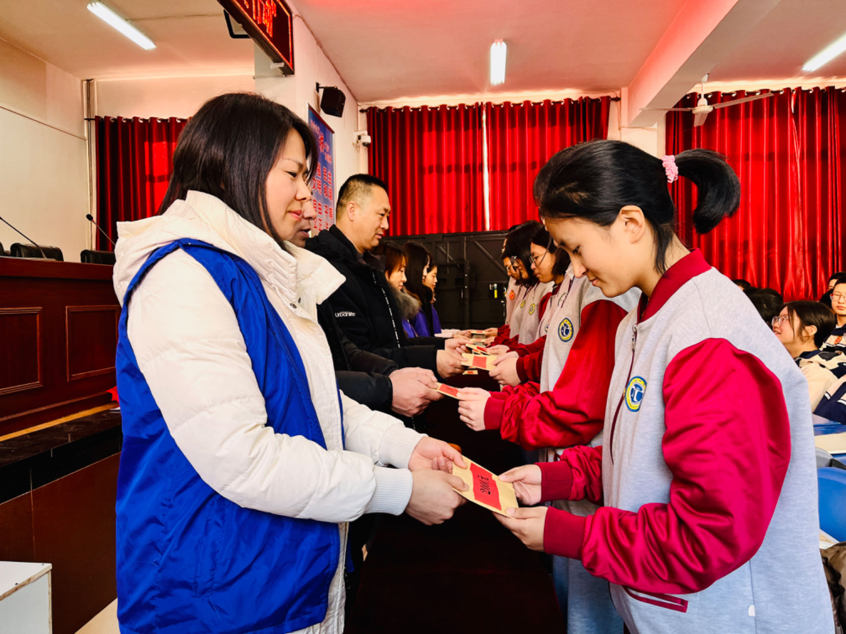 图片默认标题_fororder_图为工作人员为学生发放助学金。（徐梓钰 摄）