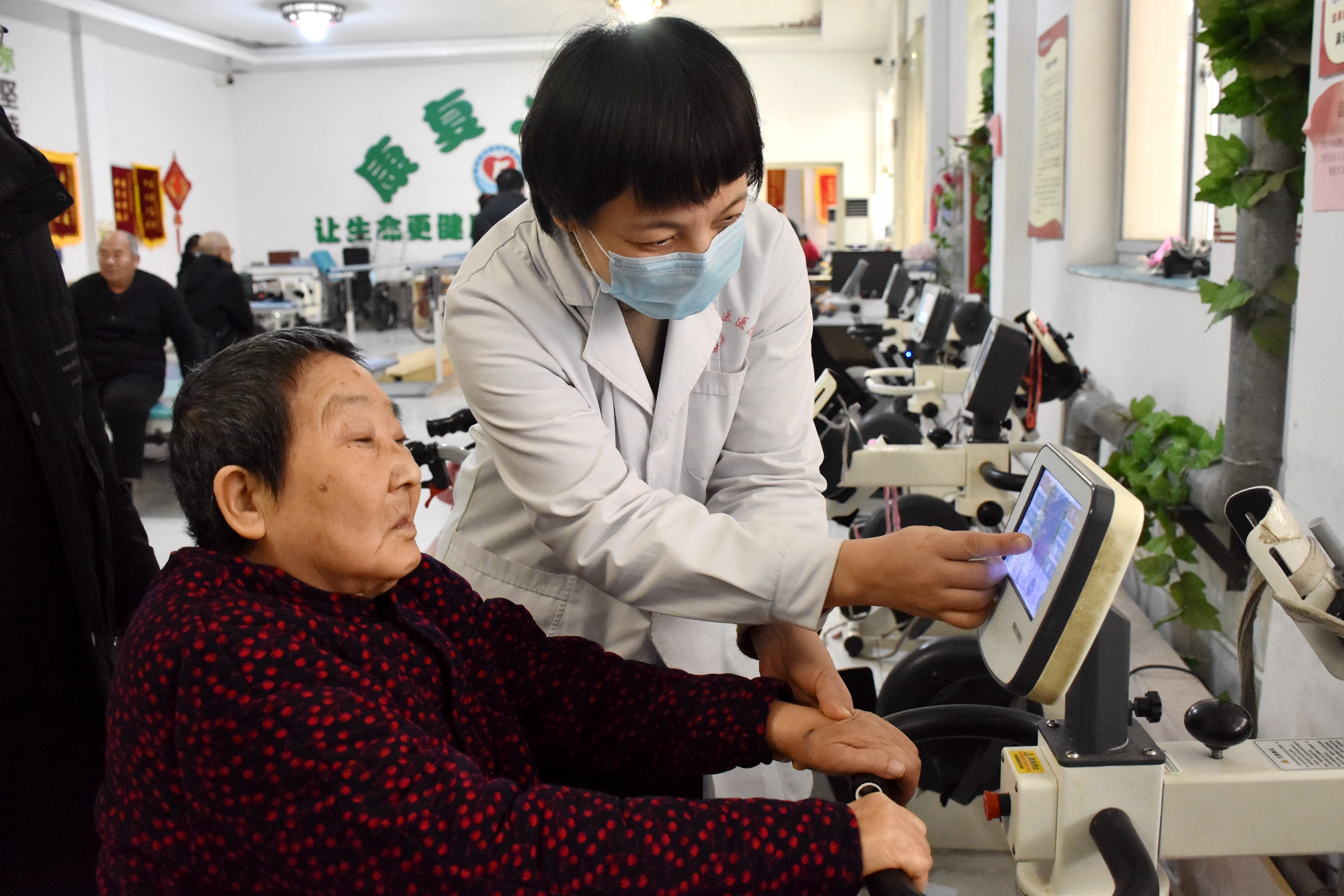 图片默认标题_fororder_老人在医生的指导下进行康复训练。 赵琪摄.JPG