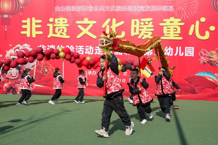年味非遗进校园_fororder_2024年1月11日，陕西省渭南市蒲城县第三幼儿园孩子们有模有样的表扬传统社火舞龙