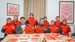 越南网络达人学中国剪纸技艺 感受中华传统文化魅力