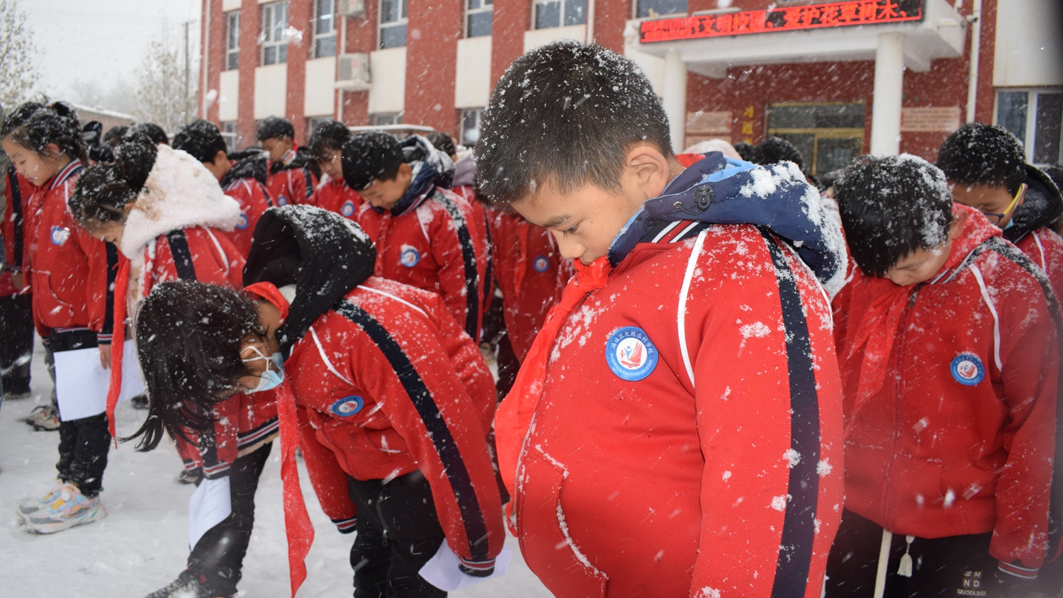 图片默认标题_fororder_全体师生集体默哀一分钟 摄影 刘俊敏